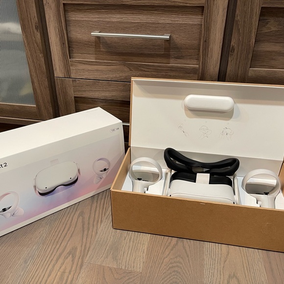 Gently pre owned Metta Quest 2 128 GB with xtra memory - Picture 6 of 8